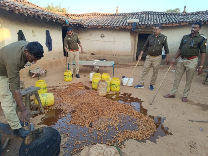 सोनभद्र में आबकारी टीम की छापेमारी, 20 लीटर कच्ची शराब बरामद