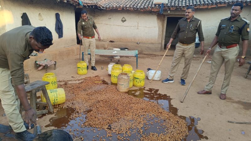 सोनभद्र में आबकारी टीम की छापेमारी, 20 लीटर कच्ची शराब बरामद