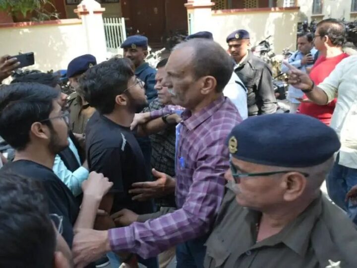 बीएचयू : छात्रों का धरना, प्रशासन से सुधार की मांग