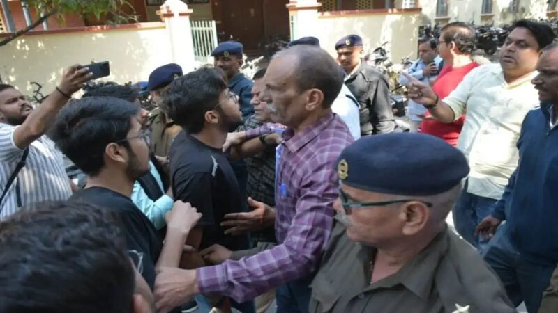 बीएचयू : छात्रों का धरना, प्रशासन से सुधार की मांग