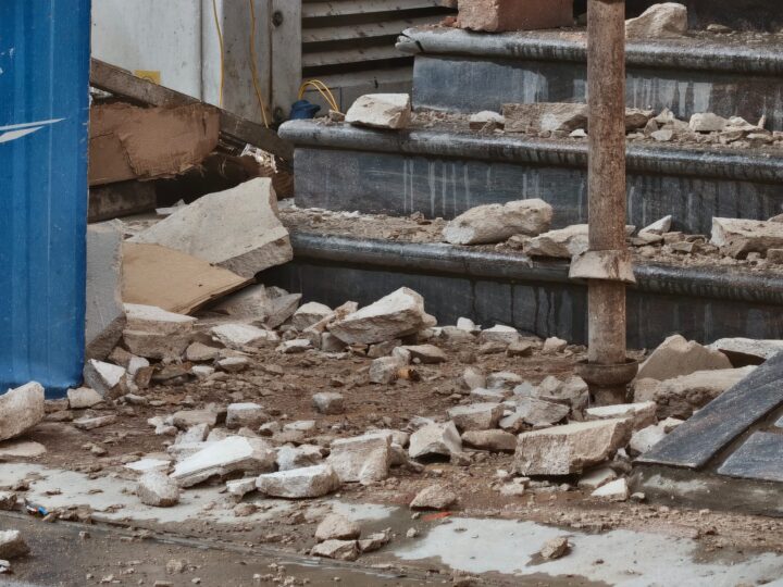 निर्माणाधीन यामाहा शोरूम में फाइबर रेलिंग गिरने से मजदूर की मौत