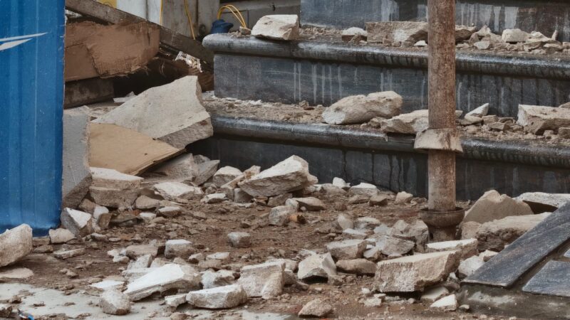 निर्माणाधीन यामाहा शोरूम में फाइबर रेलिंग गिरने से मजदूर की मौत