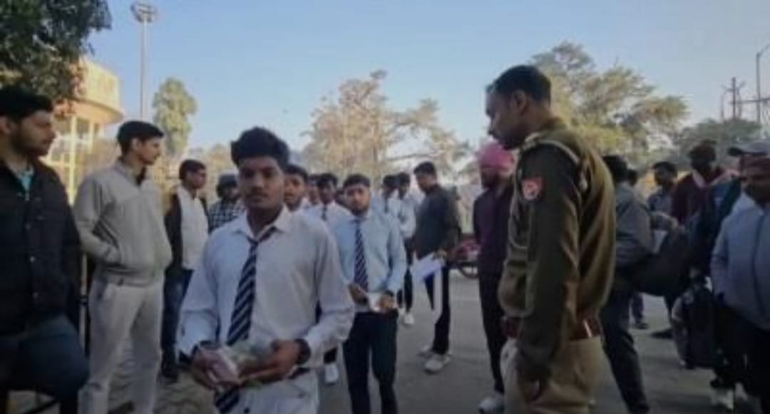 UP Board Exam 2026: वाराणसी में 117 केंद्रों पर कड़ी सुरक्षा के बीच शुरू हुई परीक्षा