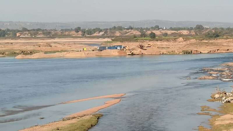 नदियों की धारा से खिलवाड़! जुगैल क्षेत्र में अवैध बालू खनन से पर्यावरण पर संकट