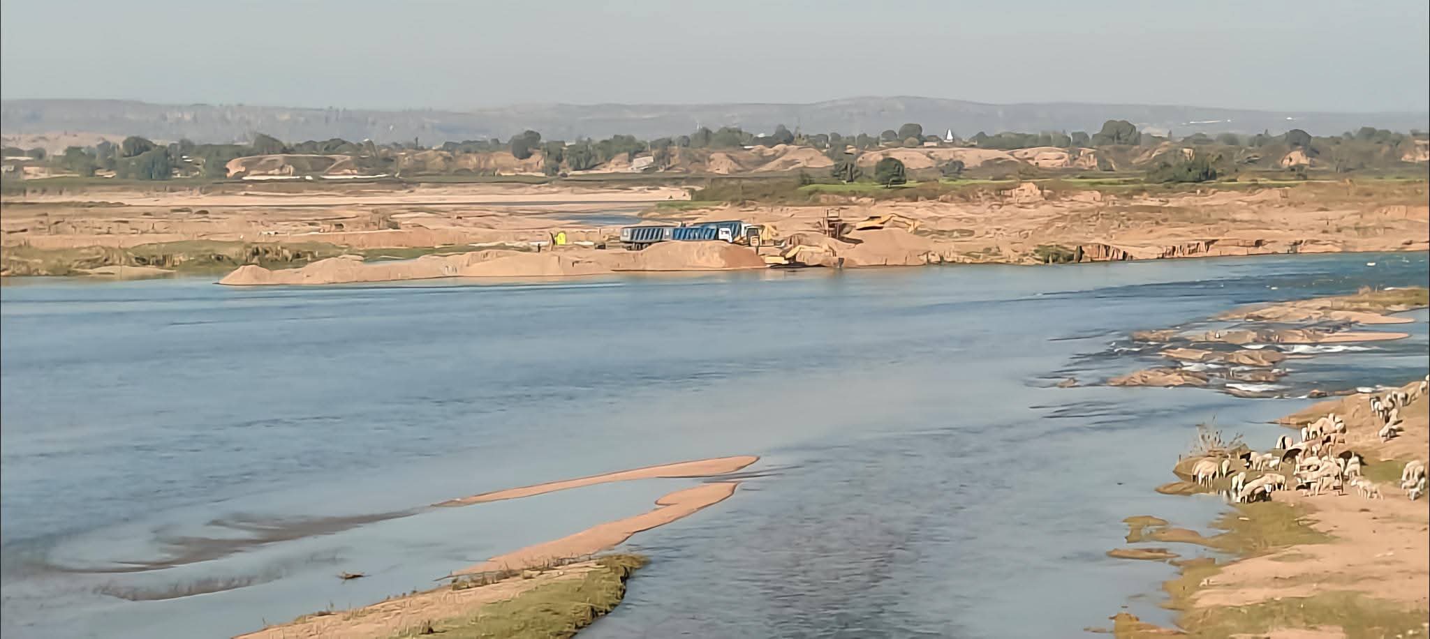 नदियों की धारा से खिलवाड़! जुगैल क्षेत्र में अवैध बालू खनन से पर्यावरण पर संकट