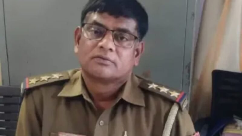 प्रयागराज  : इंस्पेक्टर बारा 75 हजार रुपये घूस लेते रंगे हाथों गिरफ्तार