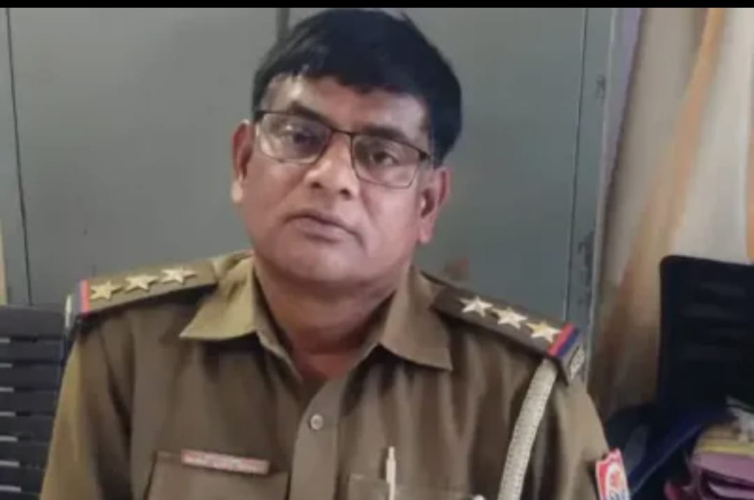 प्रयागराज  : इंस्पेक्टर बारा 75 हजार रुपये घूस लेते रंगे हाथों गिरफ्तार