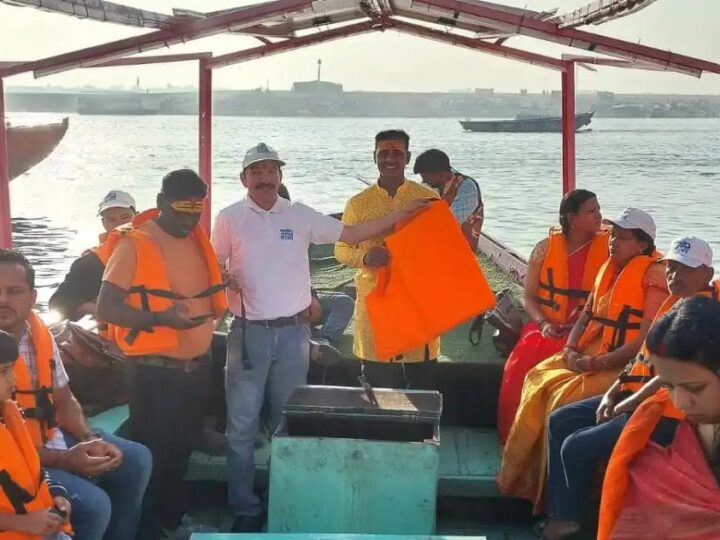वाराणसी : गंगा नौकायन के दौरान लाइफ जैकेट अनिवार्य