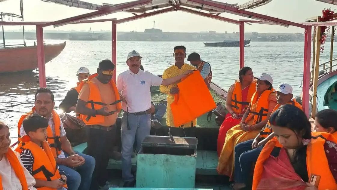 वाराणसी : गंगा नौकायन के दौरान लाइफ जैकेट अनिवार्य