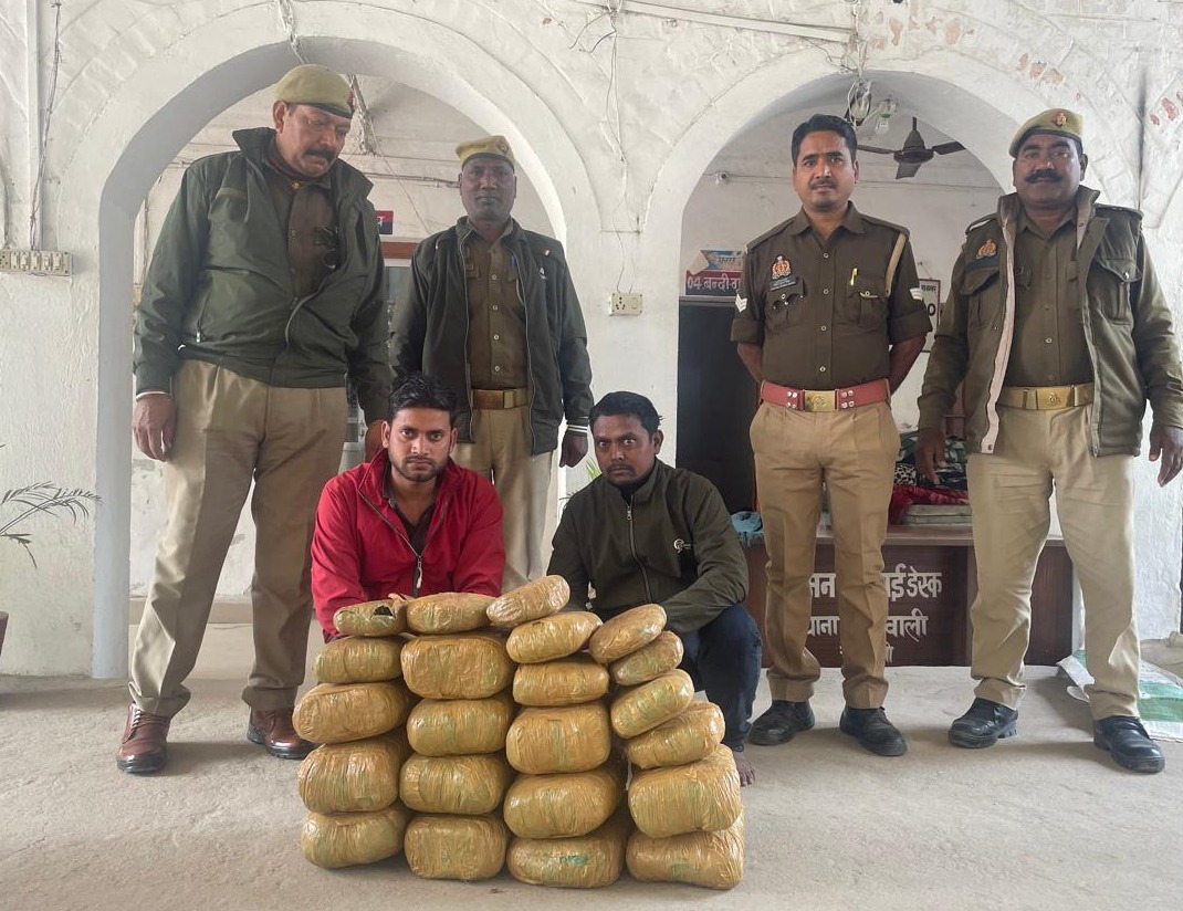 चंदौली में 32.300 किलो गांजा के साथ दो तस्कर गिरफ्तार, टैक्सी से हो रही थी सप्लाई