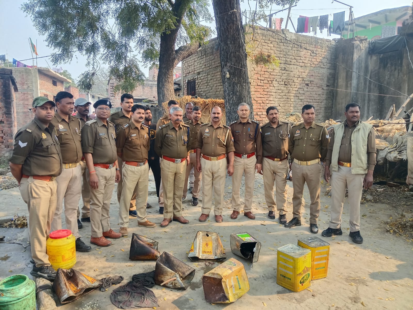 चौबेपुर में अवैध शराब के खिलाफ बड़ी कार्रवाई: एक महिला गिरफ्तार, भारी मात्रा में सामान नष्ट