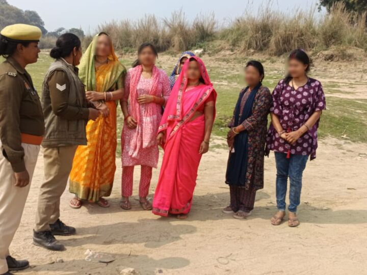 भदोही पुलिस ने महिलाओं और बालिकाओं को किया जागरूक