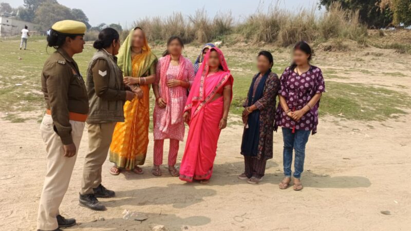 भदोही पुलिस ने महिलाओं और बालिकाओं को किया जागरूक