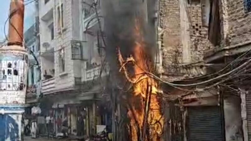 वाराणसी : नई सड़क इलाके में ट्रांसफार्मर में लगी भीषण आग