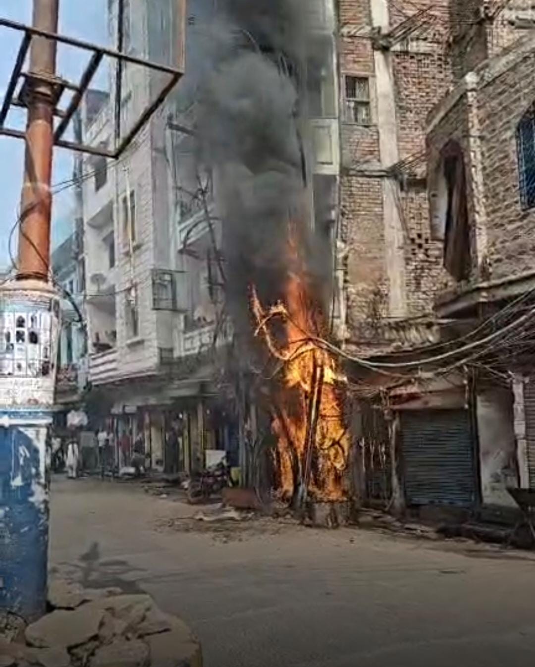 वाराणसी : नई सड़क इलाके में ट्रांसफार्मर में लगी भीषण आग