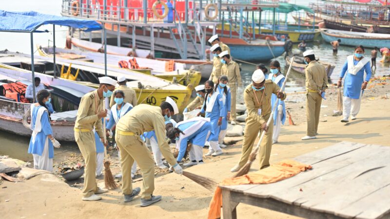 वाराणसी में गंगा के 84 घाटों पर हजारों निरंकारी स्वयंसेवकों ने की सामूहिक सफाई