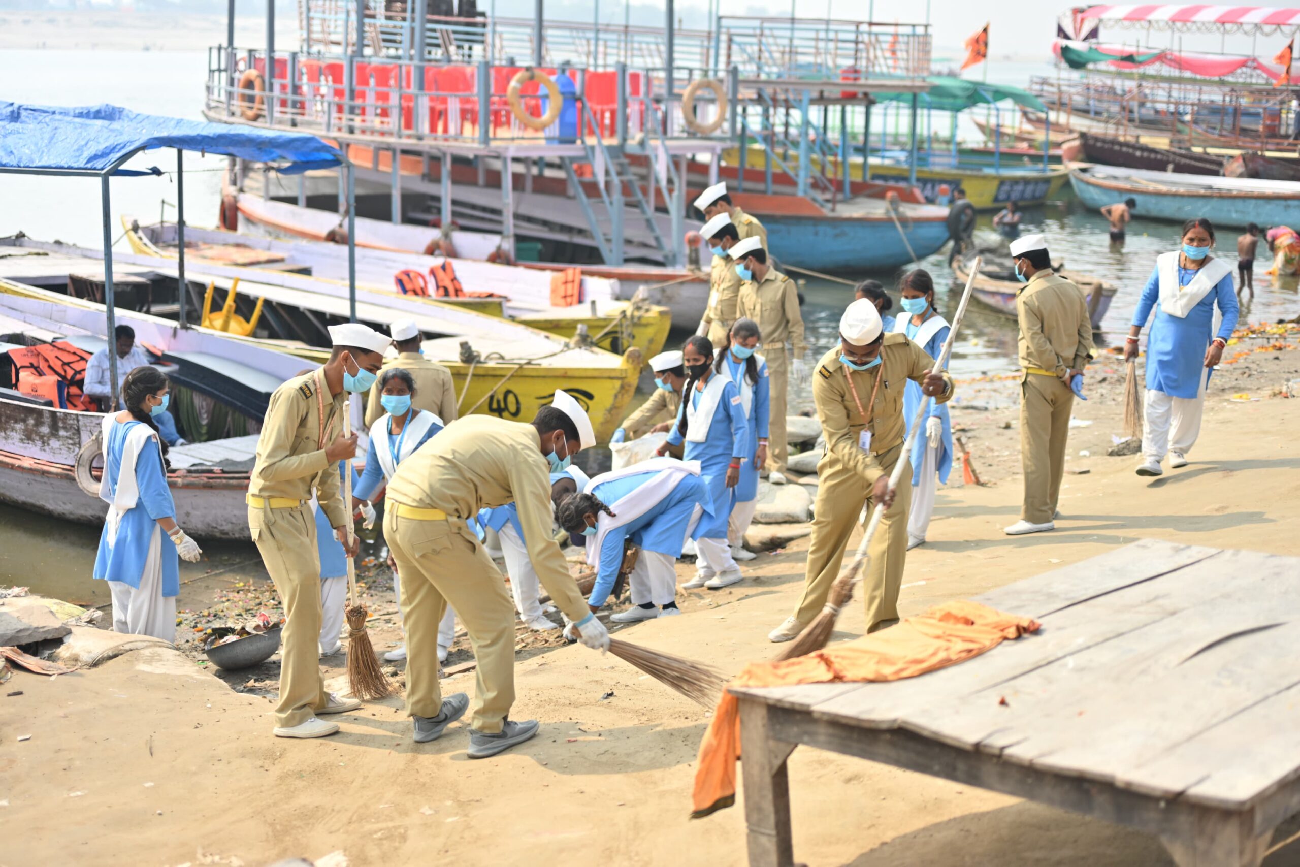 वाराणसी में गंगा के 84 घाटों पर हजारों निरंकारी स्वयंसेवकों ने की सामूहिक सफाई