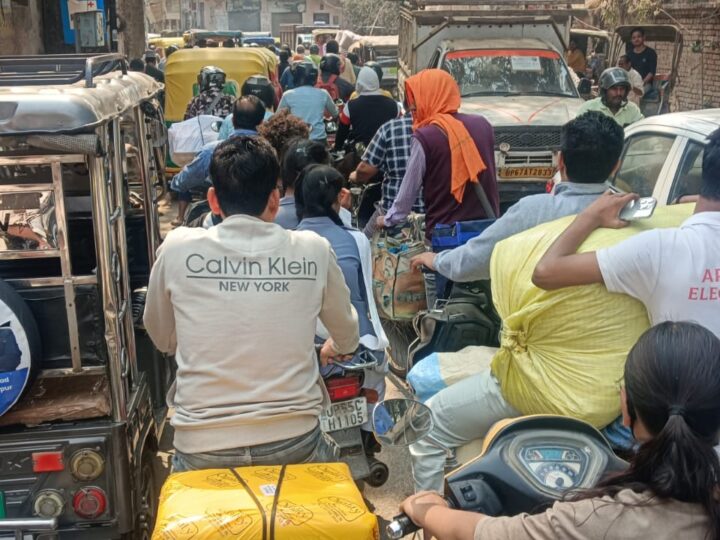 भेलूपुर रेवड़ी तालाब मार्ग पर भीषण जाम, चौकी के सामने घंटों फंसे रहे वाहन