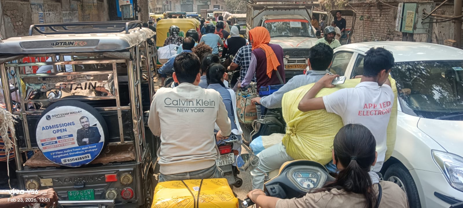 भेलूपुर रेवड़ी तालाब मार्ग पर भीषण जाम, चौकी के सामने घंटों फंसे रहे वाहन