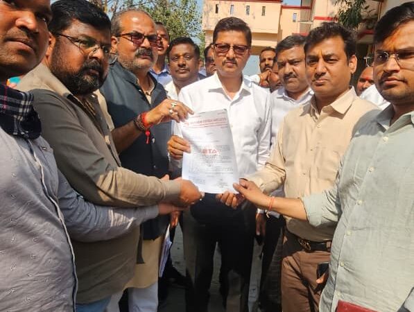 टूरिस्ट टैक्सी संचालकों ने वन टाइम टैक्स का किया जोरदार विरोध