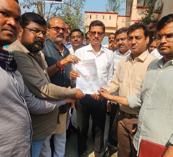 टूरिस्ट टैक्सी संचालकों ने वन टाइम टैक्स का किया जोरदार विरोध