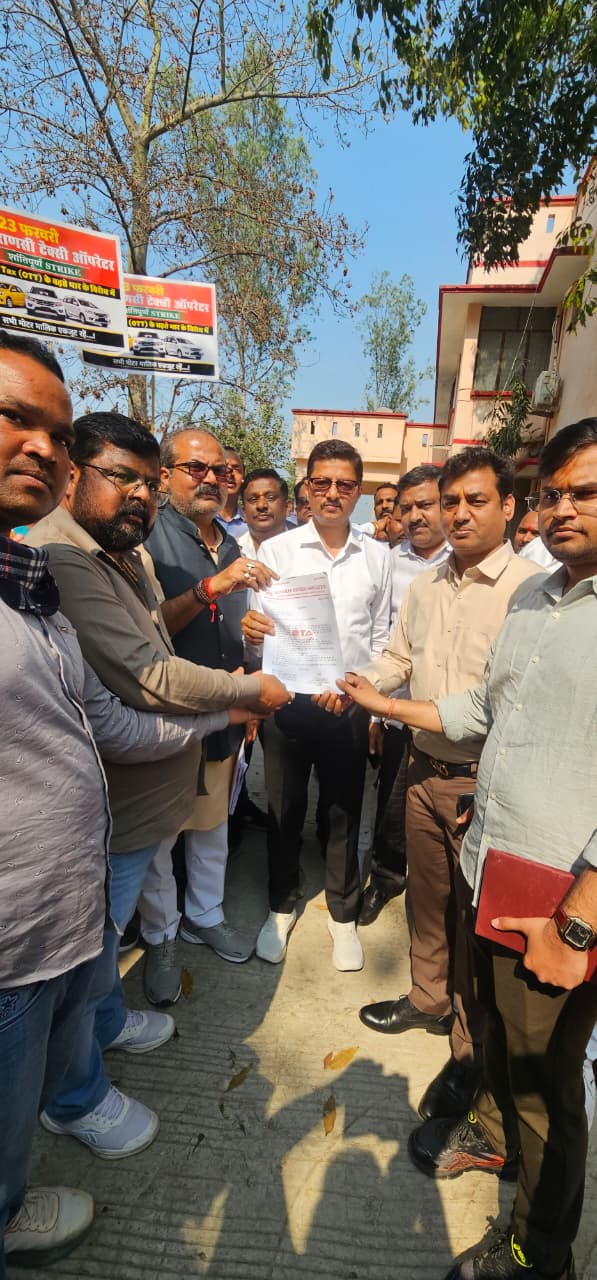 टूरिस्ट टैक्सी संचालकों ने वन टाइम टैक्स का किया जोरदार विरोध