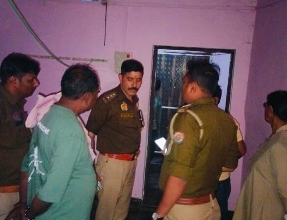 पति ने लगाई फांसी, पत्नी ने खाया विषाक्त