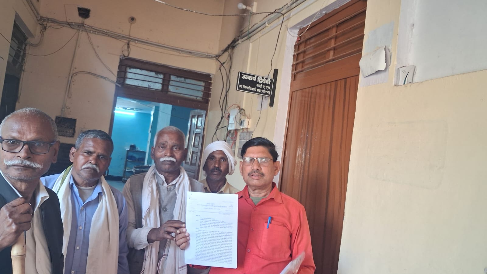 रॉबर्ट्सगंज में अंबेडकर भूमि अतिक्रमण के खिलाफ आवाज उठाने पर सीपीआईएम नेता पर पुलिस की कार्रवाई, एसडीएम से मिलकर नोटिस वापसी की मांग