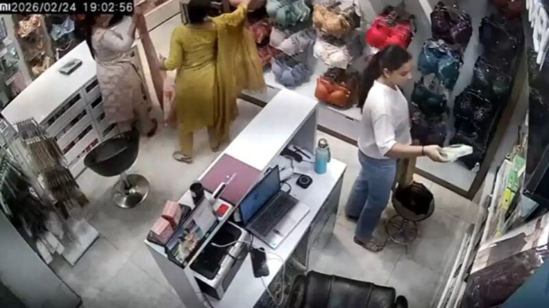 वाराणसी : महिलाओं ने चुराया   अंडरगारमेंट्स की दुकान से 10 हजार रुपये का सामान