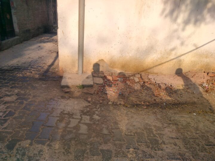 वाराणसी : लोहता के कोटवां गांव में छत से कचरा और गंदा पानी फेंकने की घटना ने ग्रामीणों में भारी आक्रोश