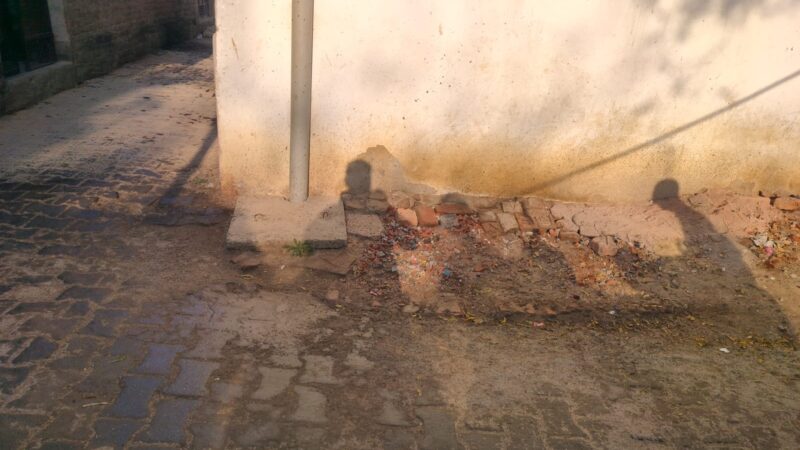 वाराणसी : लोहता के कोटवां गांव में छत से कचरा और गंदा पानी फेंकने की घटना ने ग्रामीणों में भारी आक्रोश