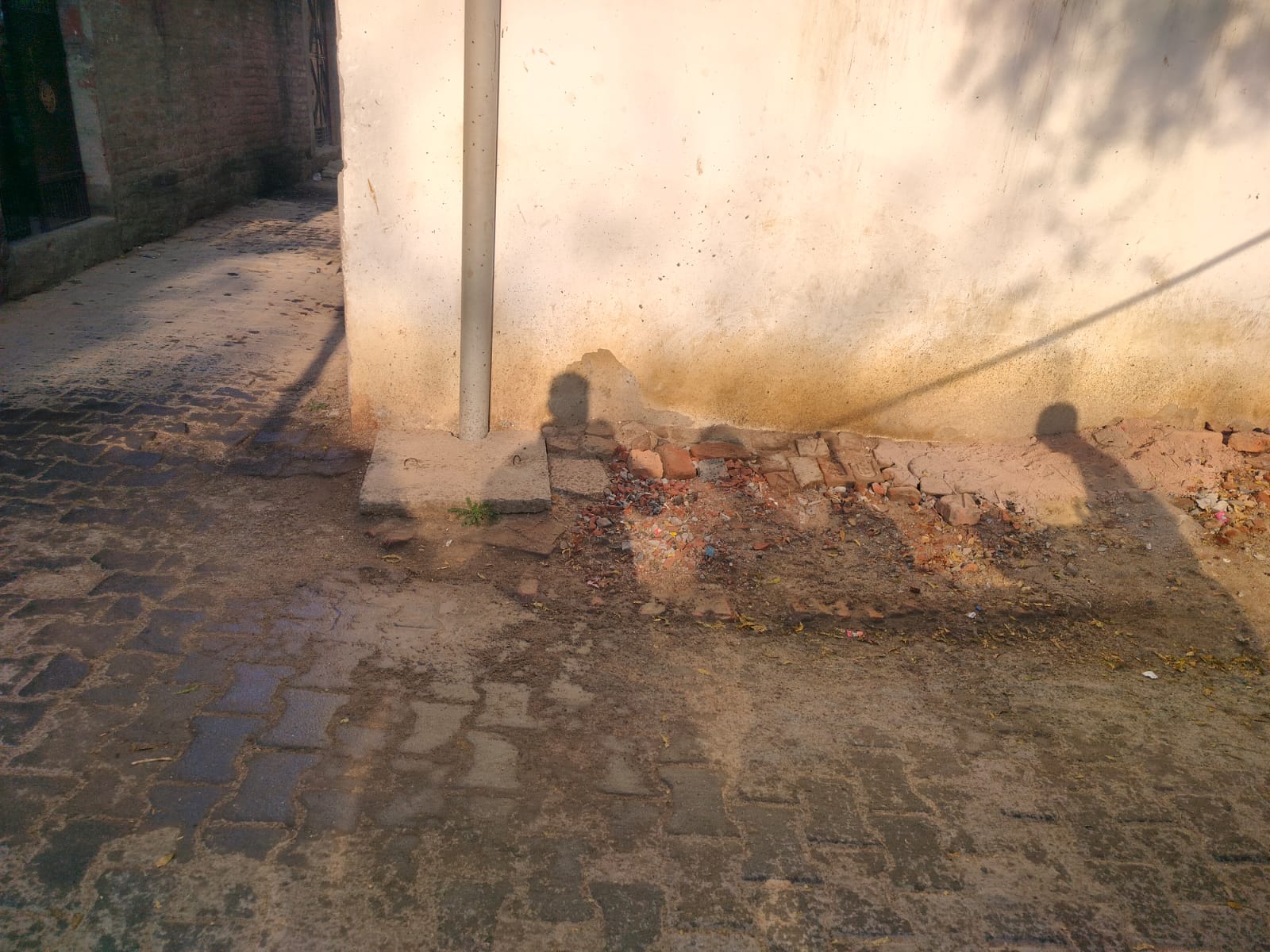 वाराणसी : लोहता के कोटवां गांव में छत से कचरा और गंदा पानी फेंकने की घटना ने ग्रामीणों में भारी आक्रोश