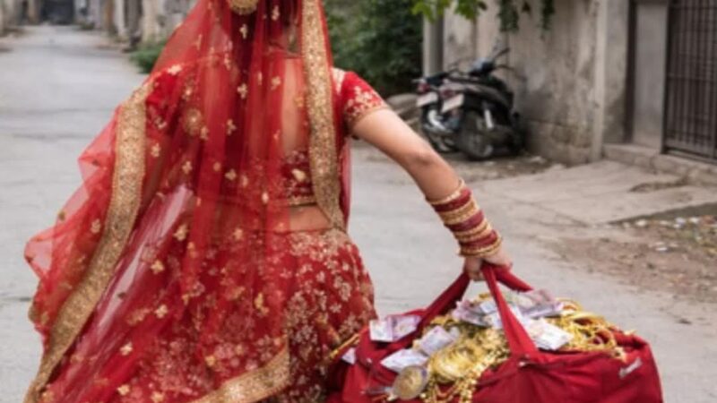 हाथरस : सुहागरात के दिन पति पर चाकू से हमला कर पत्नी प्रेमी संग फरार