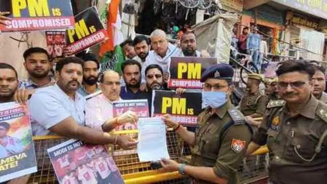 वाराणसी : प्रधानमंत्री संसदीय कार्यालय पर घेराव करने जा रहे कांग्रेसियों को पुलिस ने रोका, ज्ञापन सौंपा