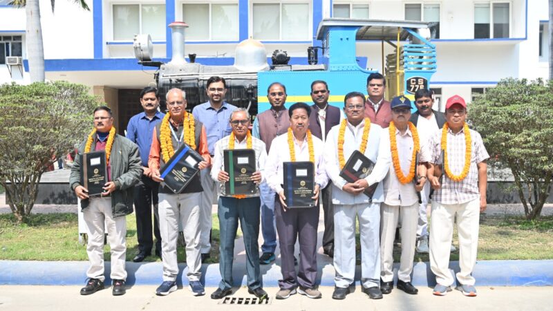 बरेका में सात वरिष्ठ कर्मचारियों को भावुक विदाई