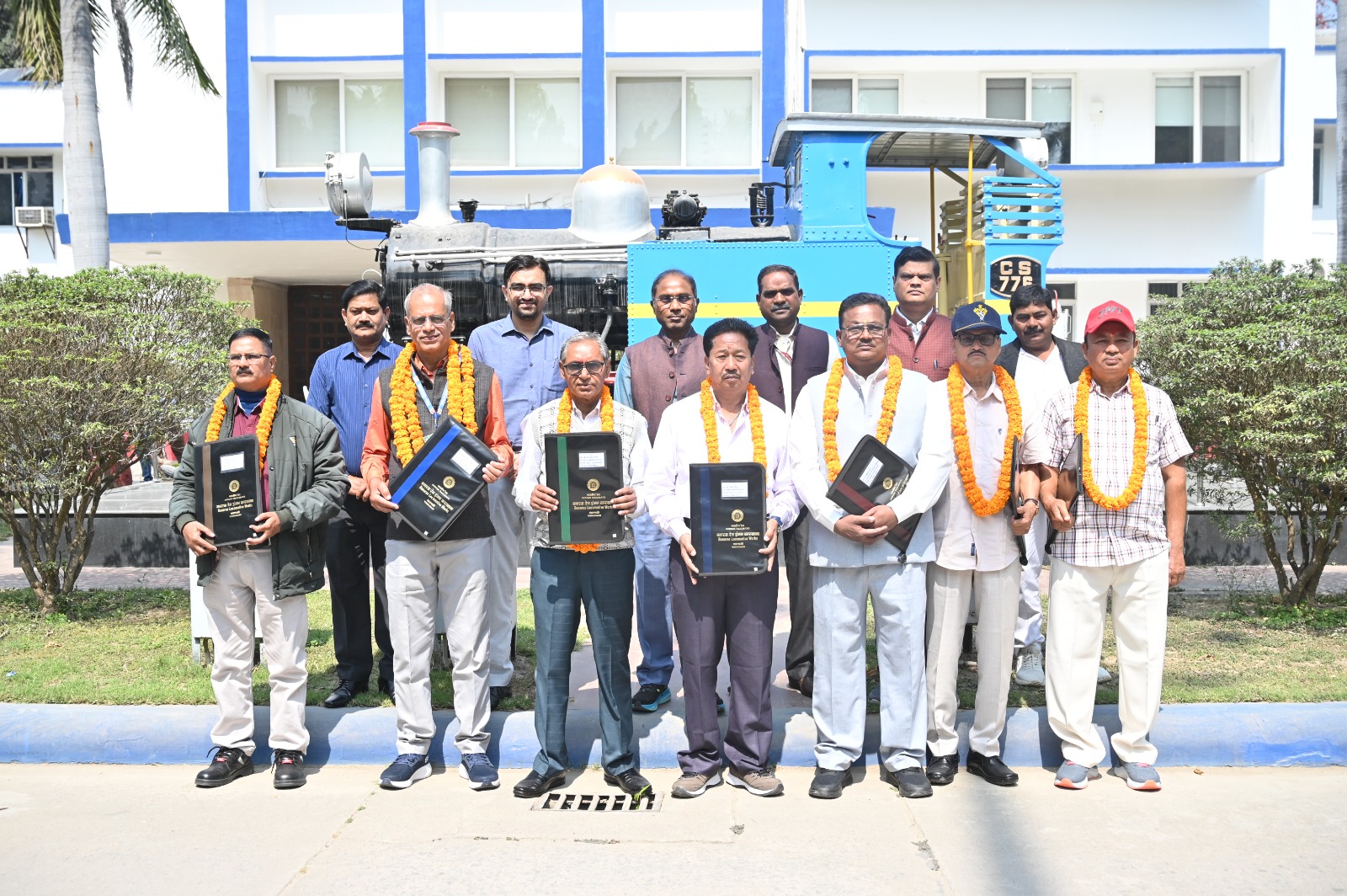 बरेका में सात वरिष्ठ कर्मचारियों को भावुक विदाई