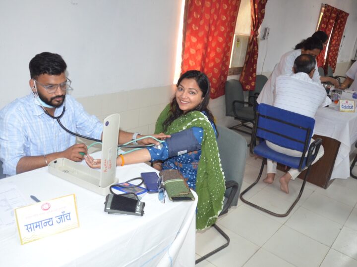 स्वास्थ्य शिविर का डीआरएम ने किया शुभारंभ