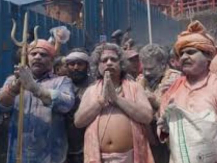 महाश्मशान पर धधकती चिताओं के बीच खेली गई चिता-भस्म की होली