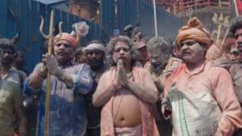 महाश्मशान पर धधकती चिताओं के बीच खेली गई चिता-भस्म की होली