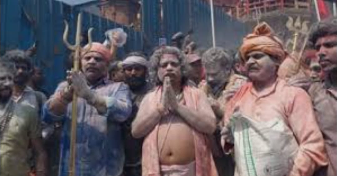 महाश्मशान पर धधकती चिताओं के बीच खेली गई चिता-भस्म की होली