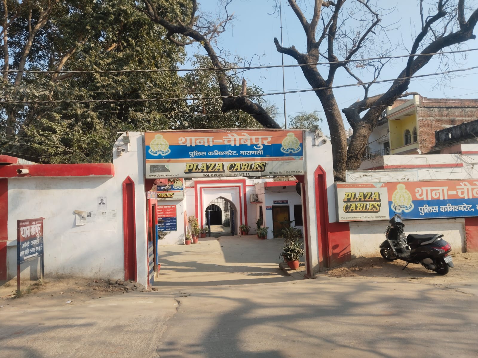 चौबेपुर बाजार में शातिराना चोरी: गोदाम का ताला तोड़ 60 बाल्टी पेंट पर हाथ साफ, थाना प्रभारी ने नहीं उठाया फोन