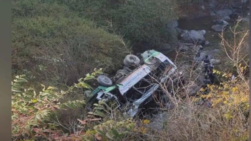 यात्रियों से भरी बस गहरी खाई में गिरी, 3 की मौत, कई घायल