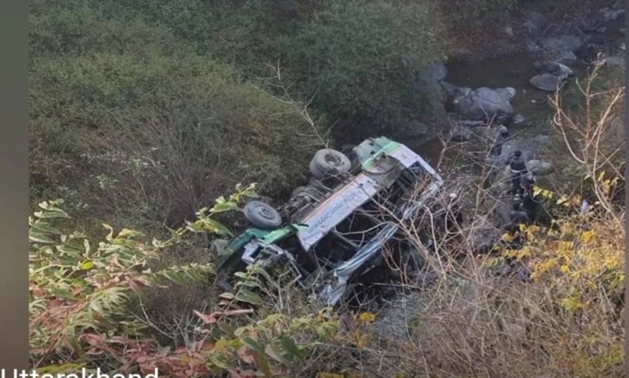 यात्रियों से भरी बस गहरी खाई में गिरी, 3 की मौत, कई घायल