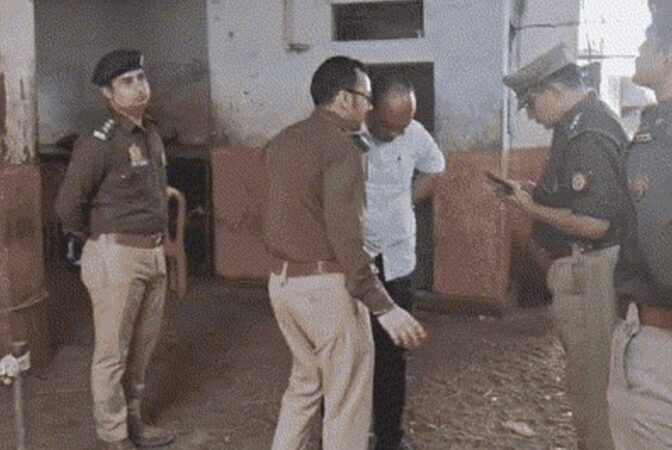 वाराणसी : बकरा मंडी में गोकशी अफवाह पर हंगामा