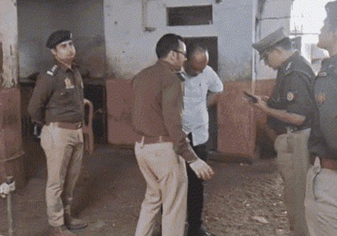 वाराणसी : बकरा मंडी में गोकशी अफवाह पर हंगामा