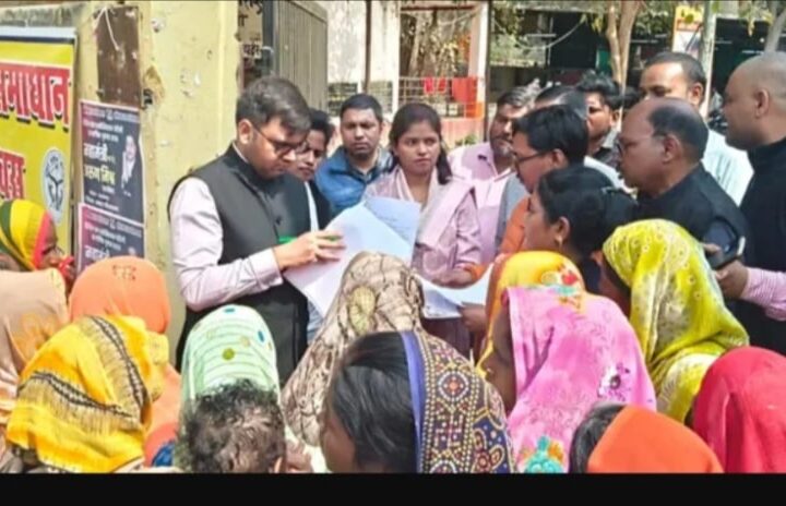 घरौनी और पानी आपूर्ति की मांग को लेकर महिलाओं ने एसडीएम कार्यालय घेरा