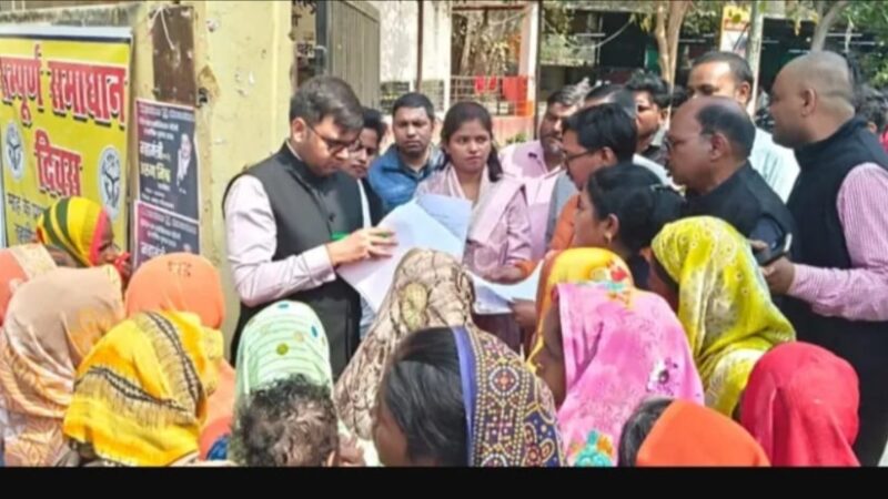 घरौनी और पानी आपूर्ति की मांग को लेकर महिलाओं ने एसडीएम कार्यालय घेरा