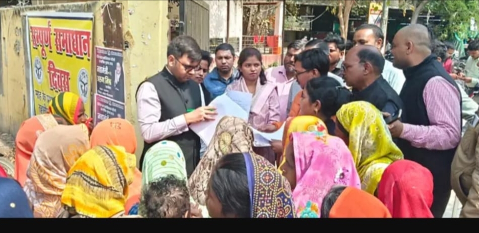 घरौनी और पानी आपूर्ति की मांग को लेकर महिलाओं ने एसडीएम कार्यालय घेरा