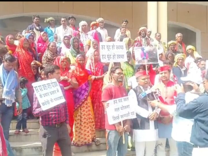 सोनभद्र में हर घर जल नल योजना में भ्रष्टाचार का आरोप, सपा कार्यकर्ताओं ने किया जोरदार प्रदर्शन