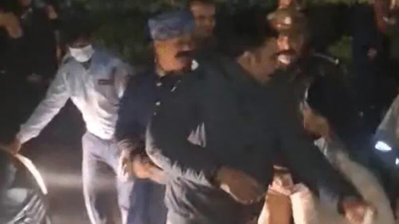 काशी साहित्य कला उत्सव में अव्यवस्था, क्षमता से अधिक पास जारी करने से बेकाबू हुई भीड़